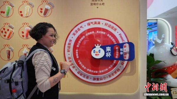 盈胜优配 外媒记者团在豫品网红茶饮、看智能制造：一切都令人耳目一新